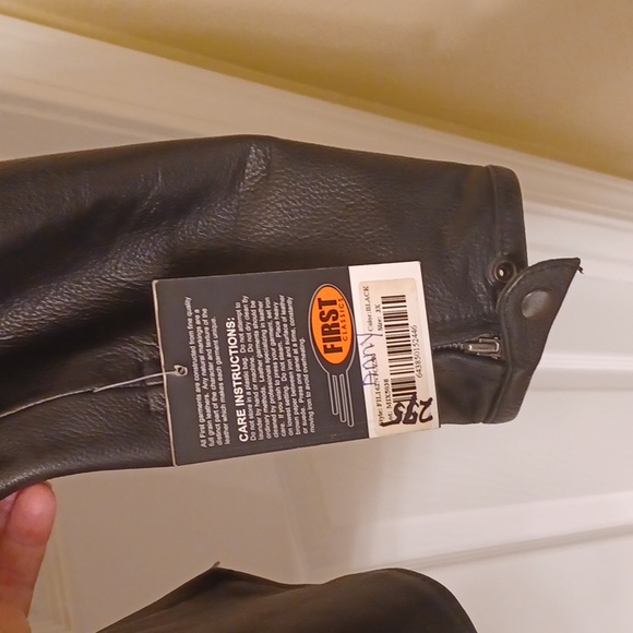 Womens black leather jacket. Size 3x but fits like a 1x - Picture 4 of 9